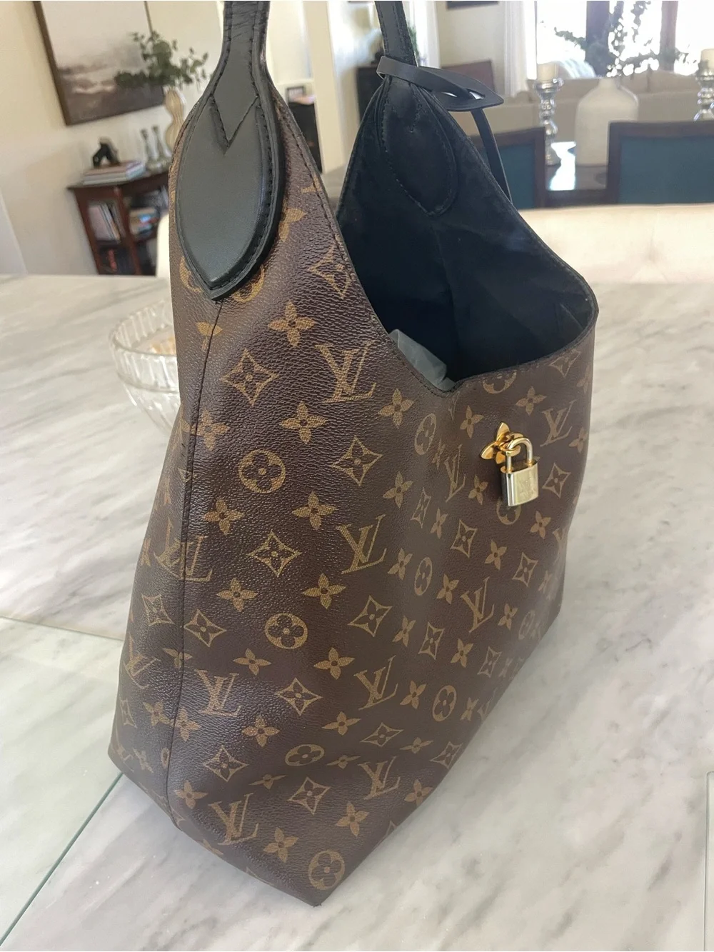 🪷authentic Louis Vuitton flower hobo with lock and key.